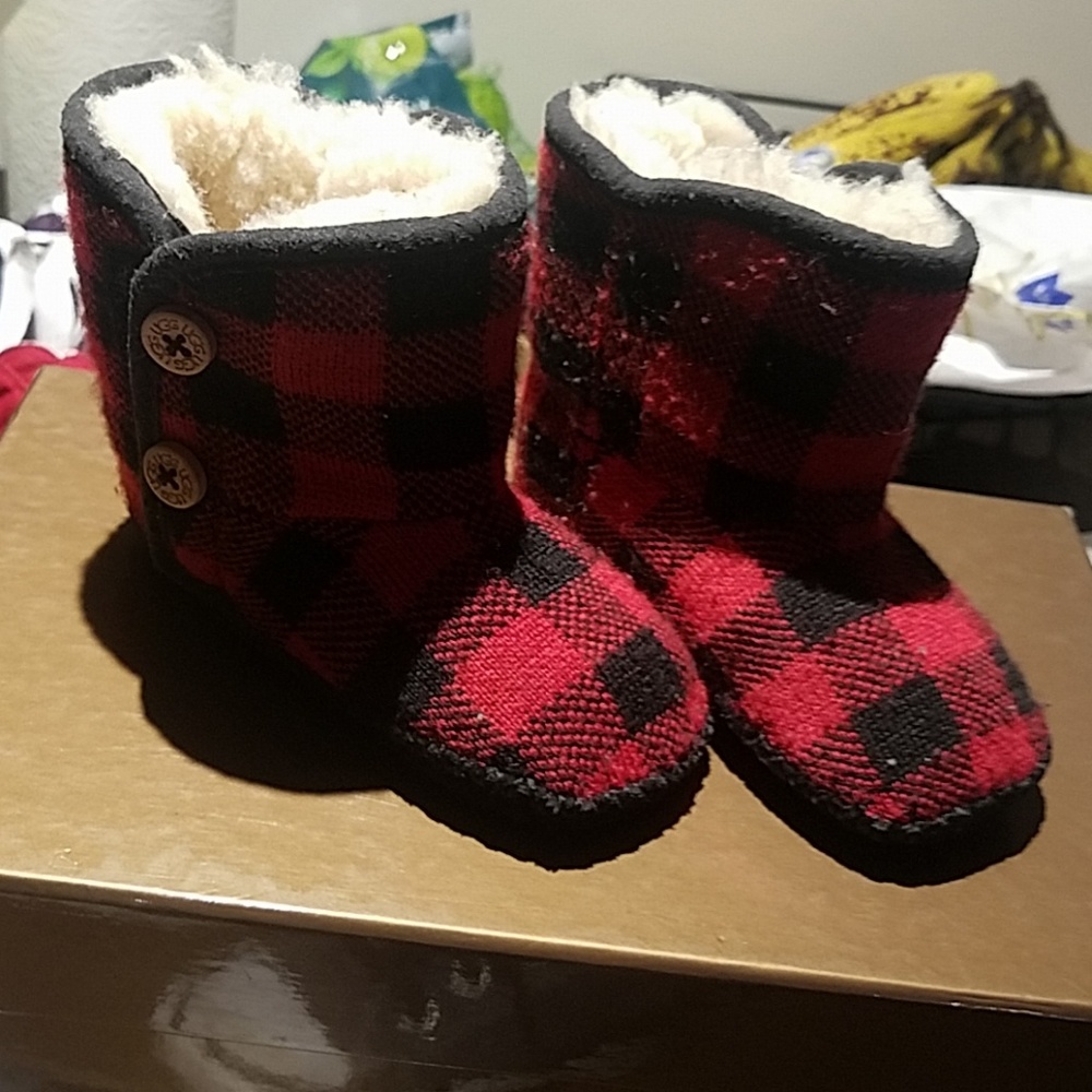 Ugg - Picture 2 of 5